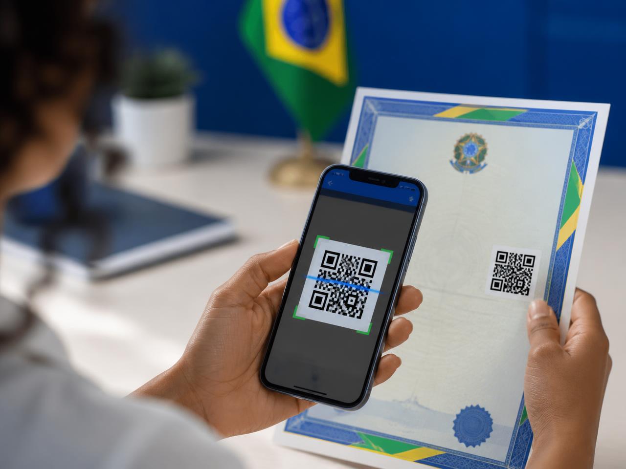 Cidadã lendo o QR Code de um diploma oficial com o celular
