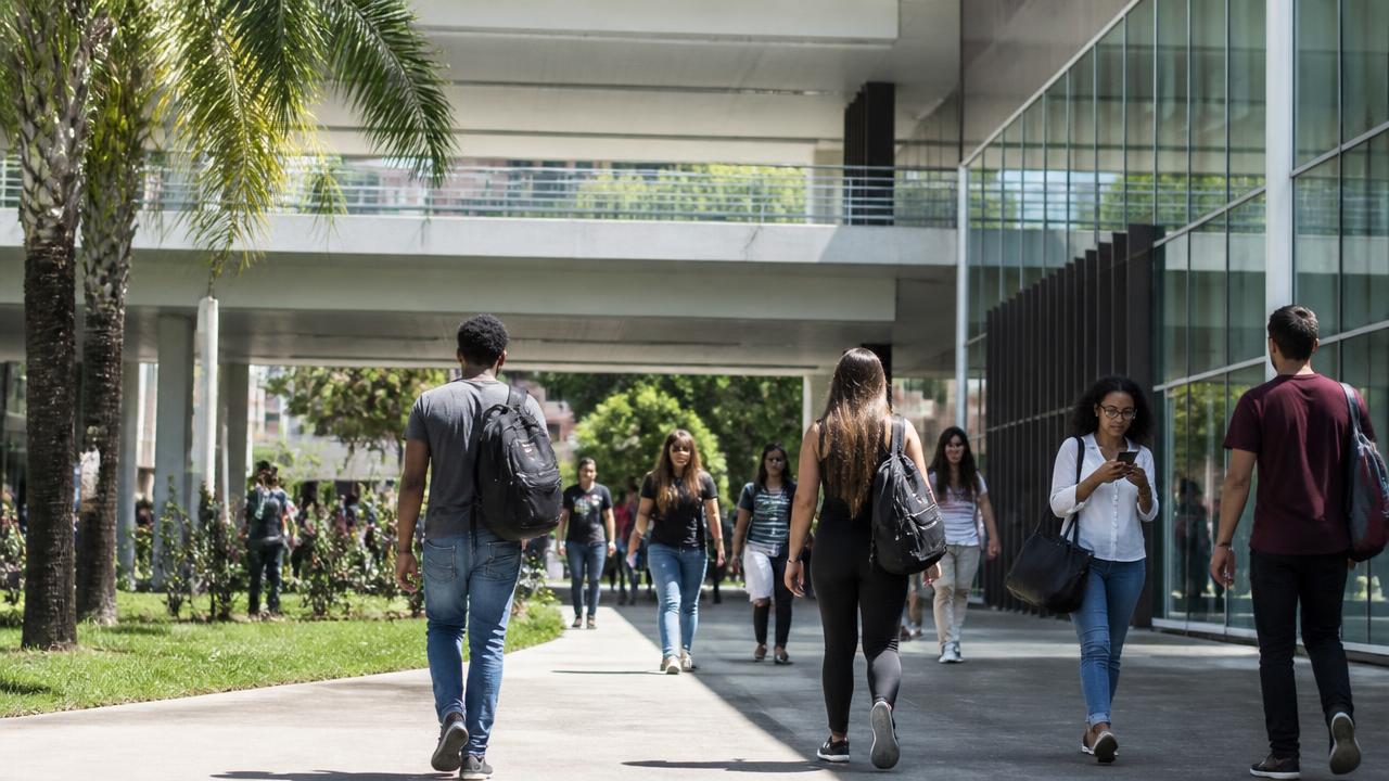 Entrada de um campus universitário brasileiro com estudantes circulando